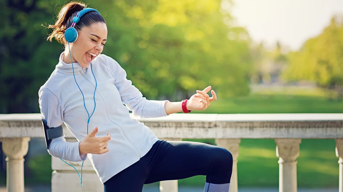 Οι επιστήμονες λένε ότι αυτή είναι η καλύτερη λίστα τραγουδιών για να ακούς όταν κάνεις αερόβια