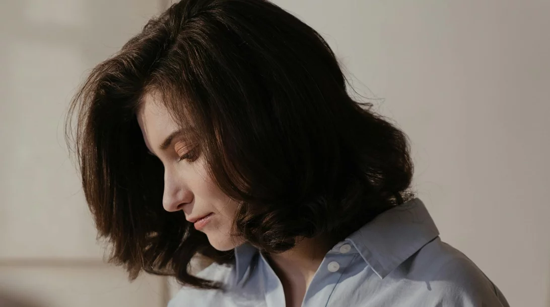 3 χρώματα μαλλιών που αναδεικνύουν τα κοντά καρέ κουρέματα