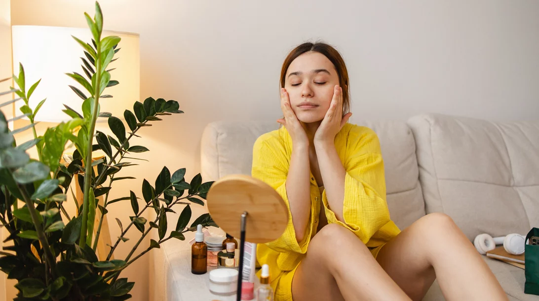 Το skincare trick που θα σε κάνει να ξυπνάς με φυσική λάμψη κάθε πρωί