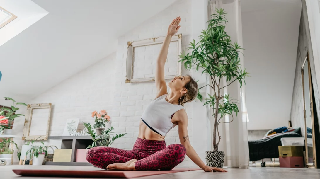 Οι 4 καλύτερες διατάσεις για να κάνεις όταν ξυπνάς