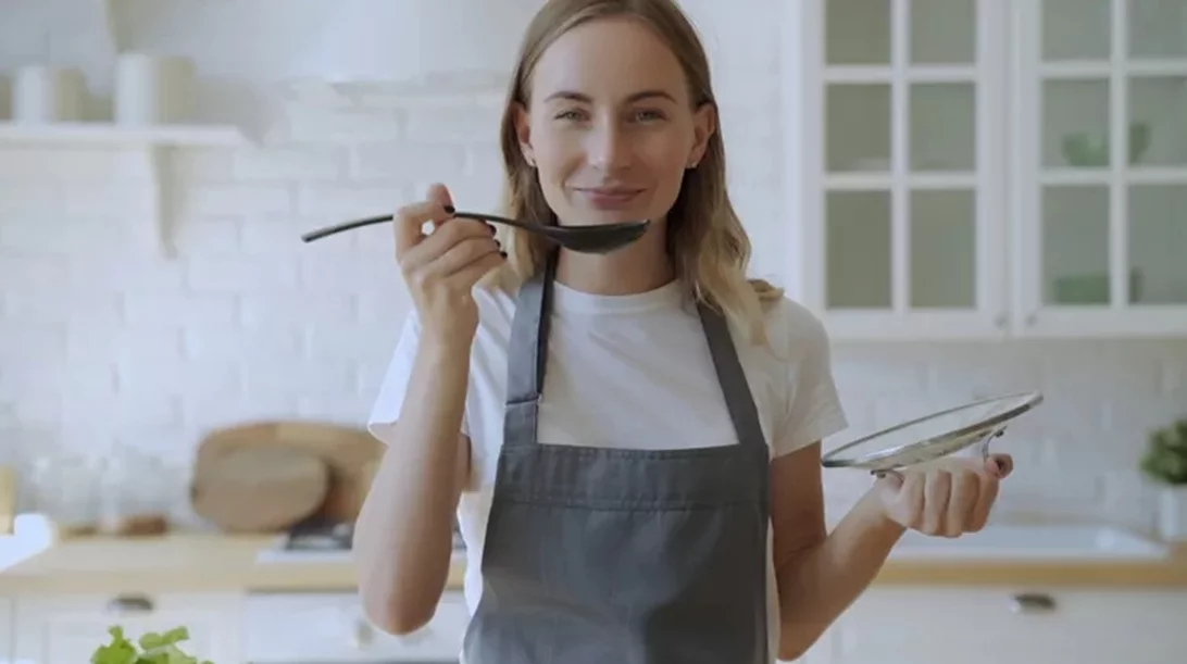 Η -τόσο εύκολη- συνταγή για κοτόσουπα που ενισχύει το ανοσοποιητικό: Γιατί να προτιμάς κοτόπουλο ελεύθερης βοσκής