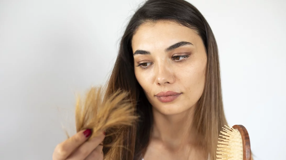 Έχεις τριχόπτωση; 6 συμπληρωματικές κινήσεις που θα σώσουν τα μαλλιά σου
