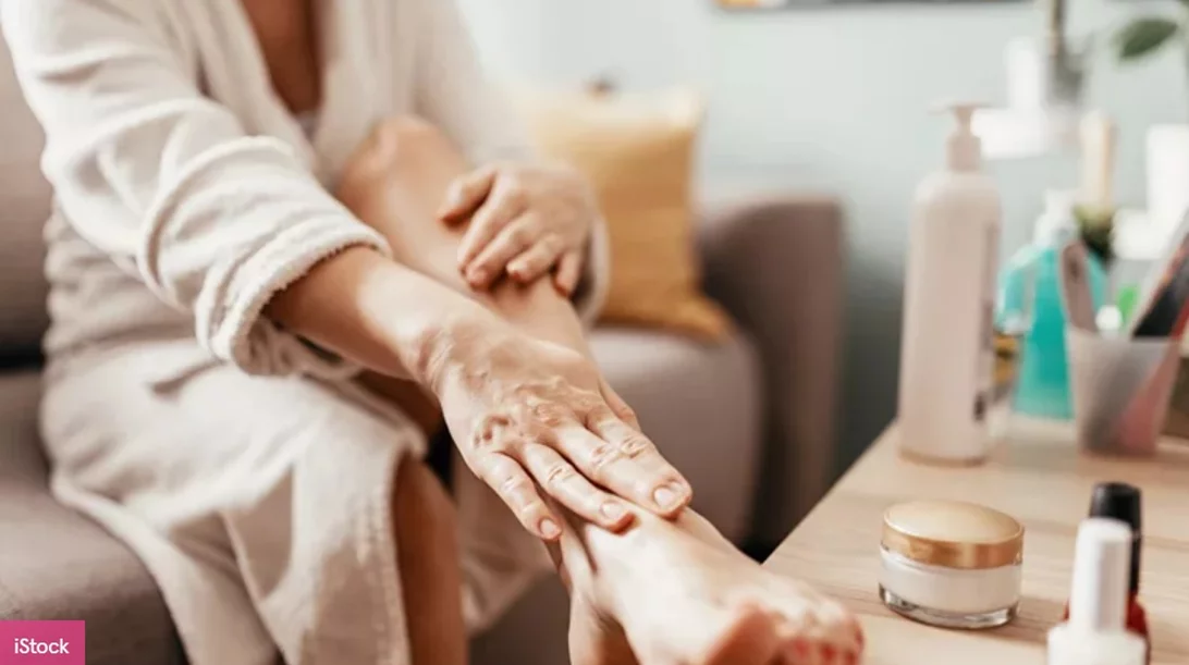 Πώς να αποκτήσεις λεία, απαλά πέλματα με 4 απλές κινήσεις