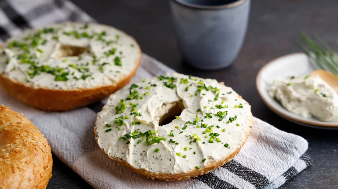 Ποιο είναι το πιο εύπεπτο τυρί; Η διατροφολόγος εξηγεί γιατί το προτιμούν όσοι έχουν ευαίσθητο στομάχι