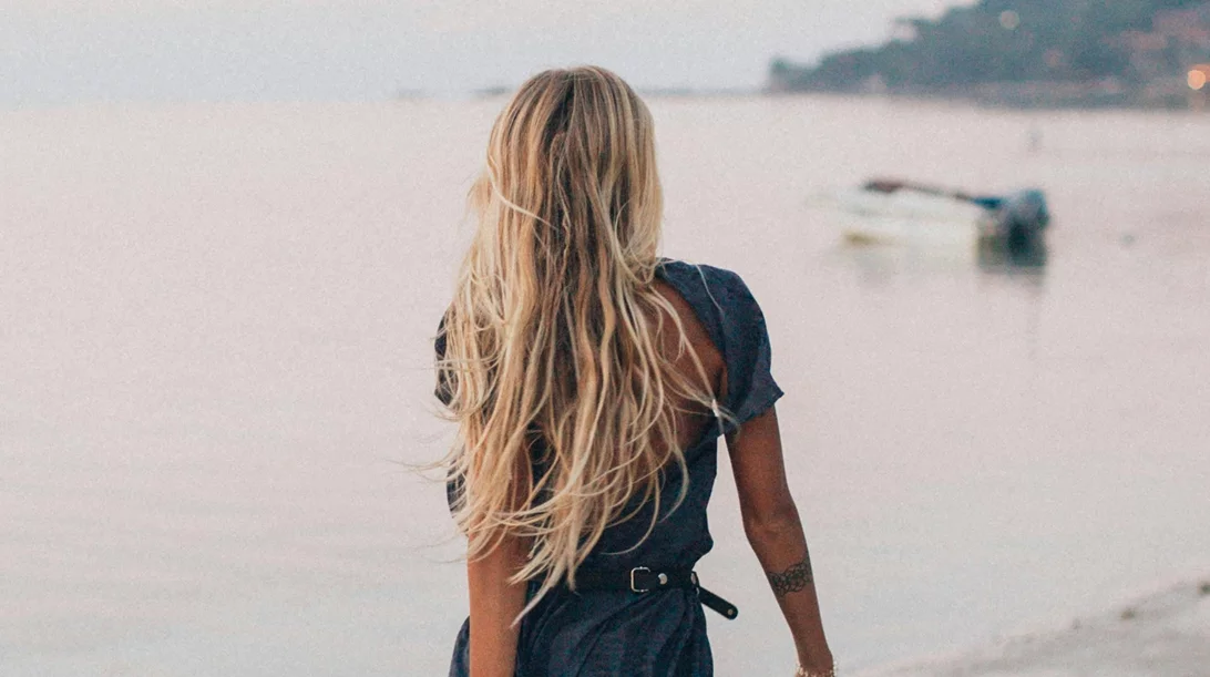 Χωρίς πιστολάκι: 6 φυσικοί τρόποι για πλούσιο όγκο στα μαλλιά χωρίς θερμότητα