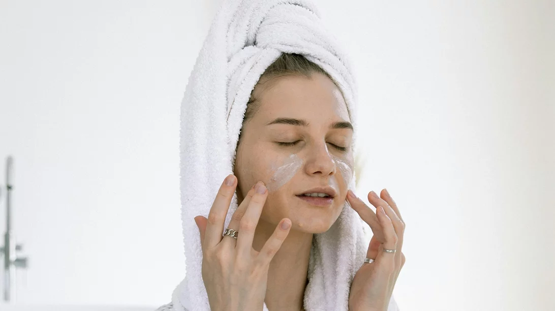 Μην την αμελείς: Η εβδομαδιαία συνήθεια που κάνει την επιδερμίδα πιο απαλή από ποτέ