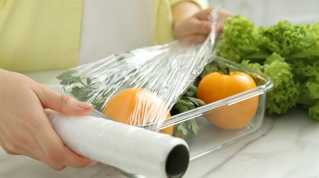 Χρησιμοποιείς σωστά τη μεμβράνη τροφίμων; Δες 4 λάθη που κάνεις