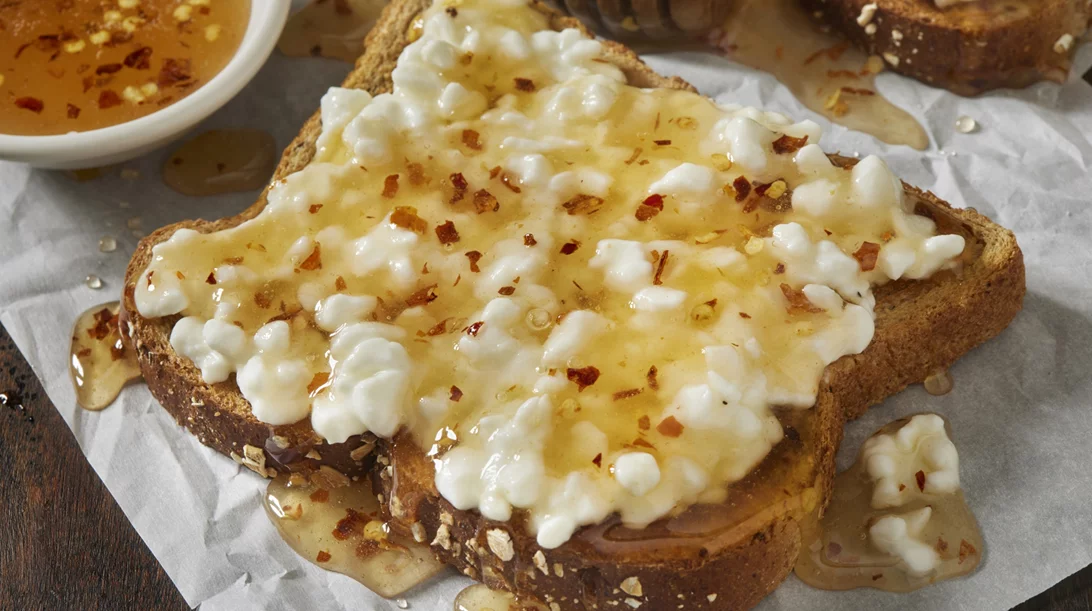 3 πεντανόστιμες συνταγές για τοστ με τυρί cottage που ετοιμάζονται στο λεπτό