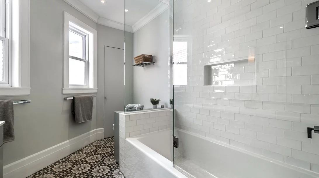 Πώς θα καθαρίσεις τα πλακάκια εύκολα; Με αυτό το φυσικό και DIY καθαριστικό