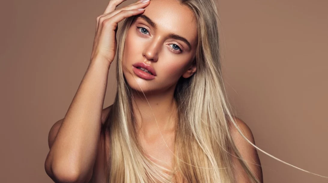 Ο πιο αποτελεσματικός τρόπος να ισιώσεις τα μαλλιά σου χωρίς θερμότητα