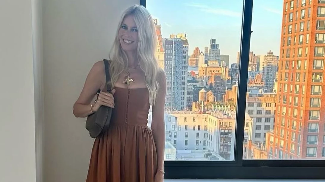 Claudia Schiffer: 3 κανόνες που ακολουθεί πιστά κάθε μέρα για όμορφη επιδερμίδα μετά τα 50
