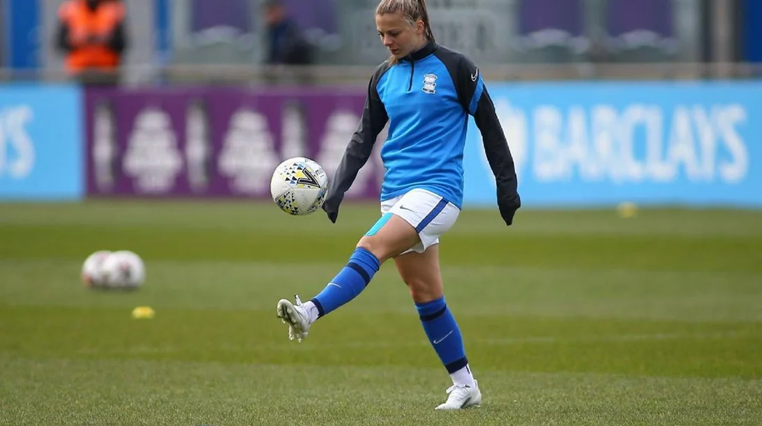 Βεατρίκη Σαρρή: Η Ελληνίδα ποδοσφαιρίστρια που γράφει τη δίκη της ιστορία στην Premier League