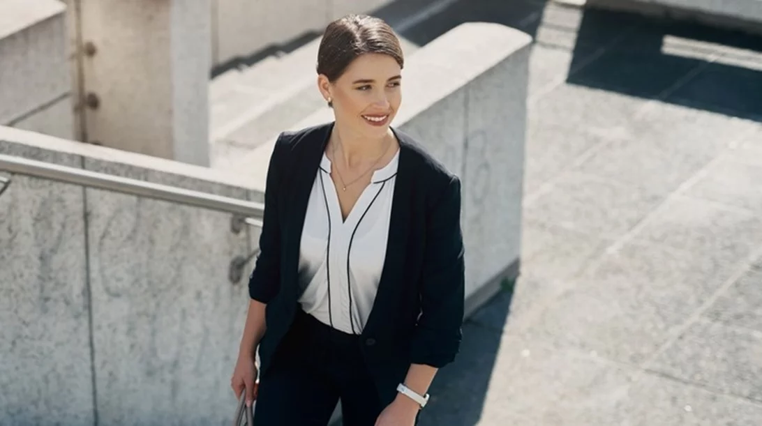 Αυτή είναι η τσάντα - εμμονή που θα κρατούν όλα τα fashion girls το 2025