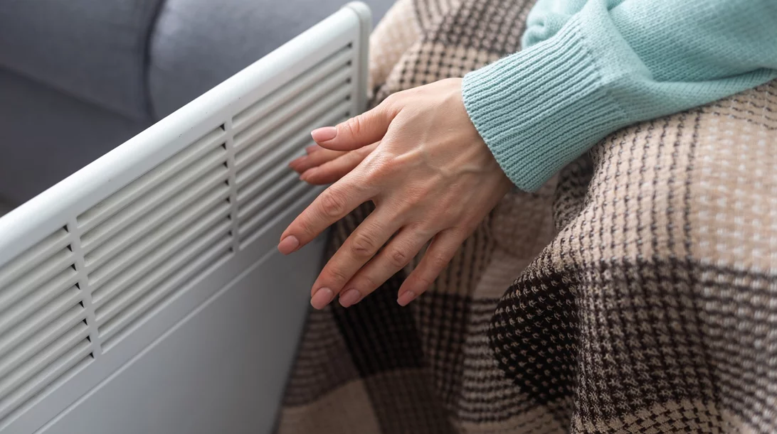 Γιατί νιώθεις συνέχεια ότι κρυώνεις; Οι γιατροί εξηγούν 9 λόγους