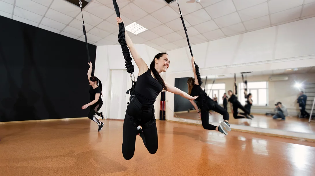 Βαρέθηκες τις κλασικές ασκήσεις γυμναστικής; Το bungee fitness θα είναι ό,τι πιο fun έχεις δοκιμάσει