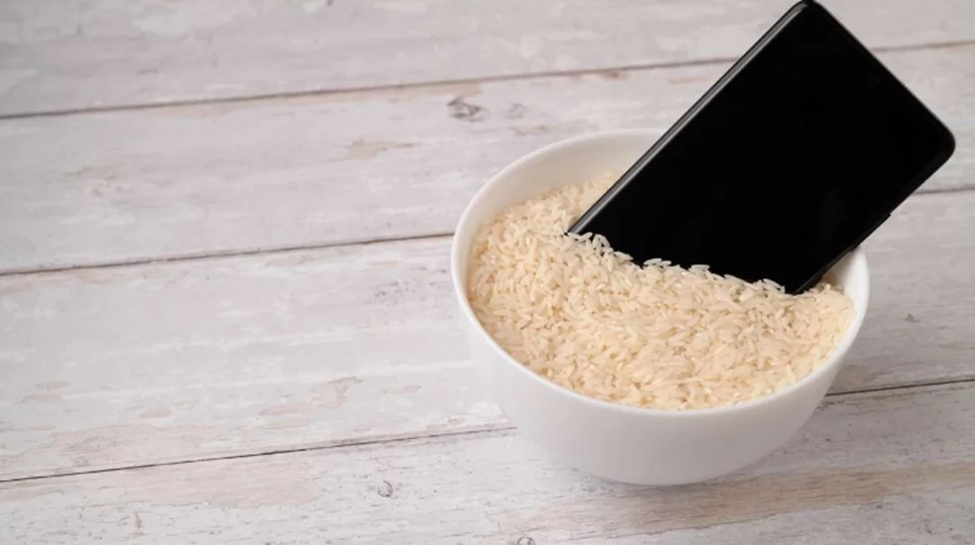 Τι μπορείς να κάνεις αν πέσει το κινητό σου σε νερό;