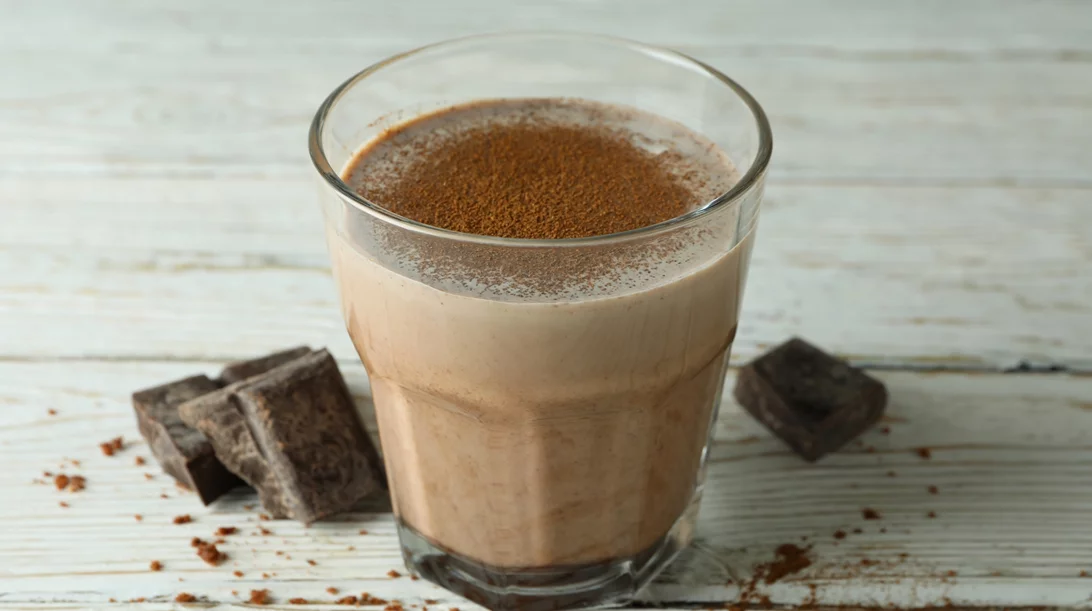 Κρύος "καφές" με χαρούπι και κανέλα: Φυσική εναλλακτική για freddo espresso χωρίς καφεΐνη