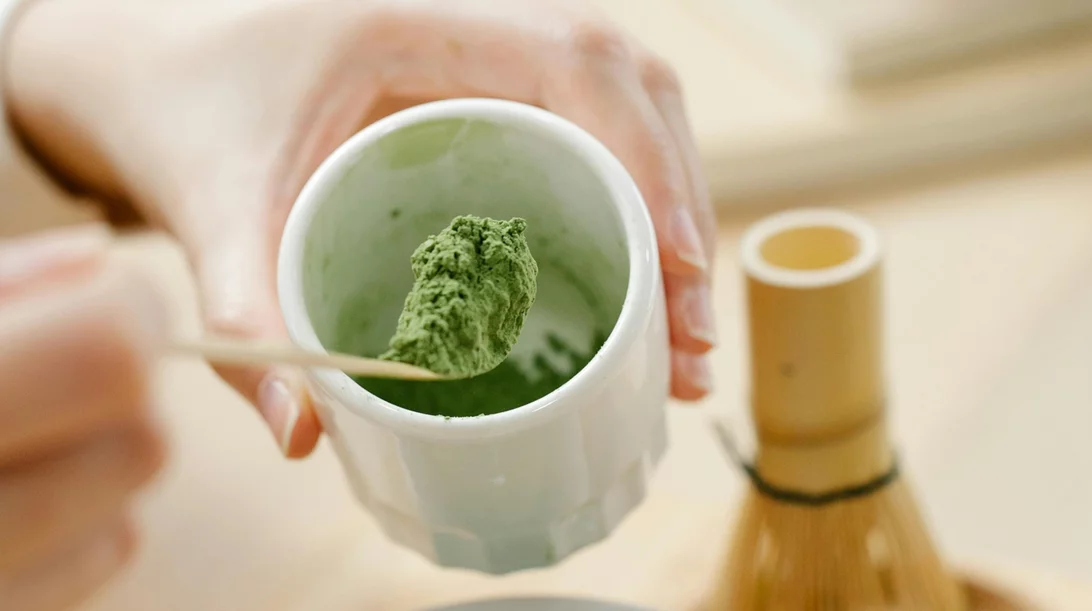 Το μάτσα δεν βοηθά στον ύπνο με τον τρόπο που νομίζαμε μέχρι σήμερα: Πώς νέα έρευνα αλλάζει τα δεδομένα