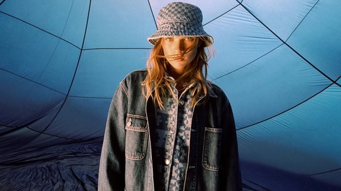 Η Pull & Bear σου δείχνει πως θα φορέσεις τα πιο φαντεζί denim ρούχα το φθινόπωρο του 2021