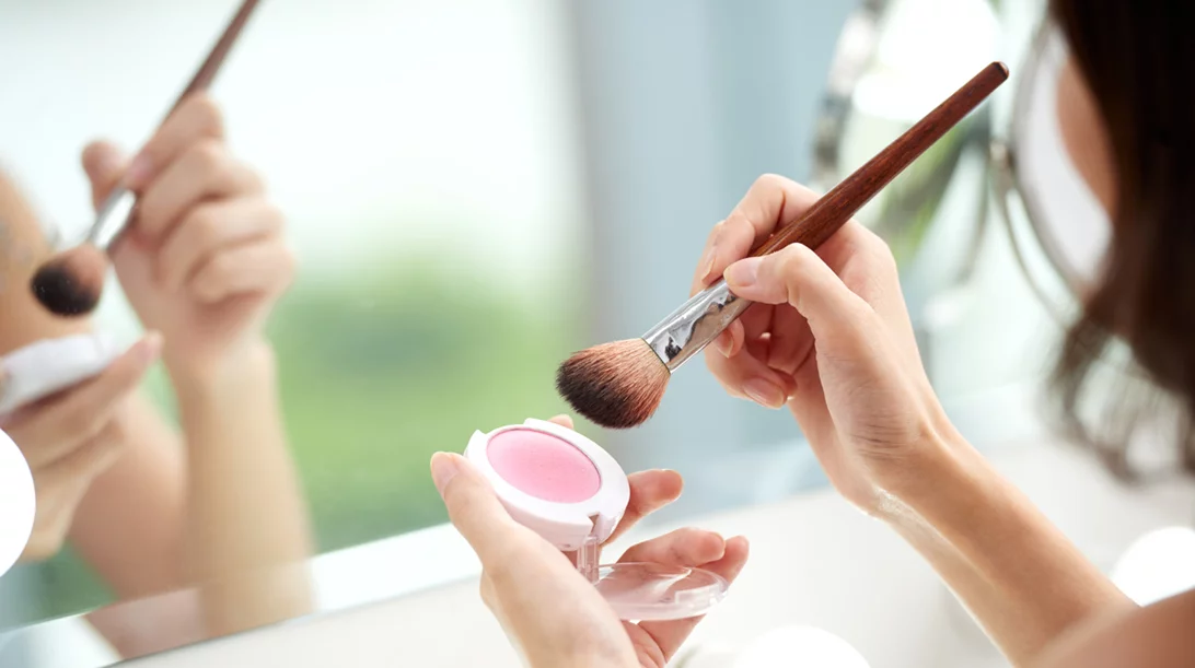 Τα 5 πιο συχνά λάθη που κάνεις με το ρουζ και πώς να τα αποφύγεις