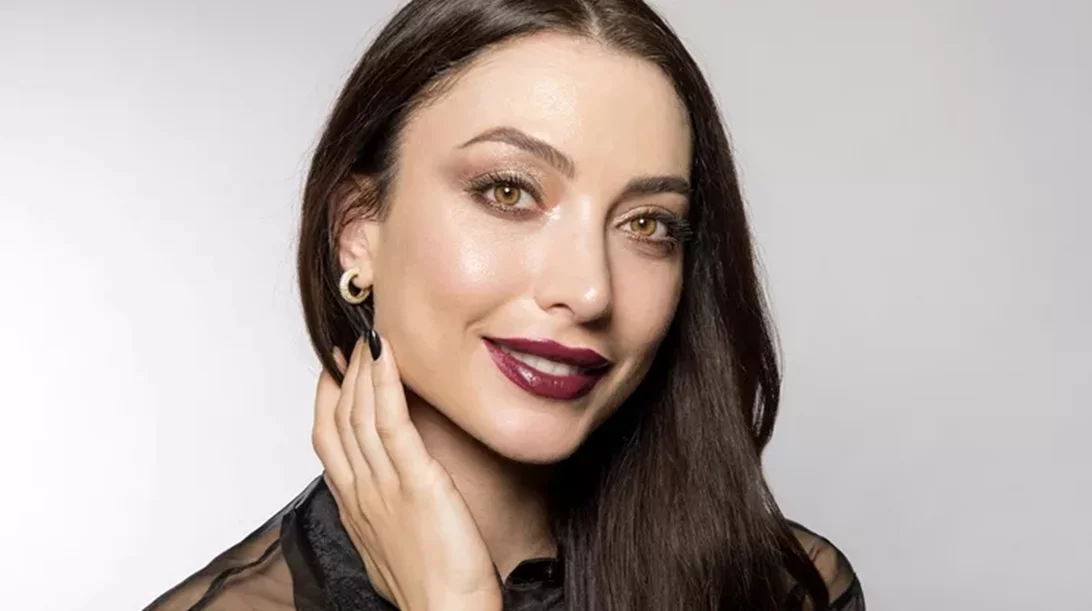 Holiday Party Glam: Πώς να πετύχεις το πιο εντυπωσιακό μακιγιάζ για τα γιορτινά parties