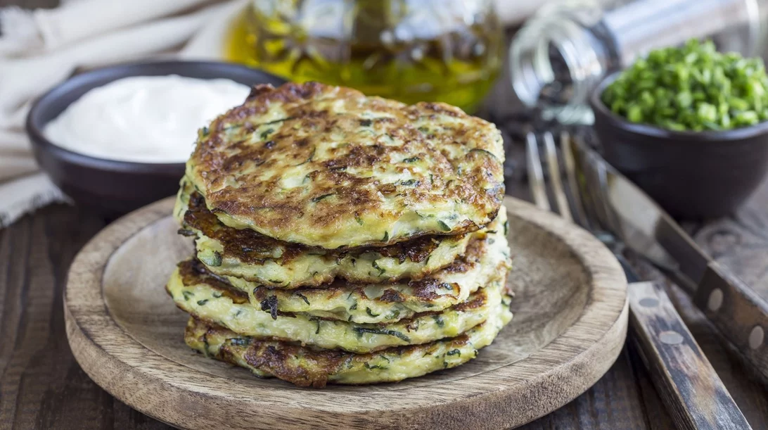 Τηγανίτες κολοκυθιού - Εύκολη συνταγή για να μυρίσει καλοκαίρι στο τραπέζι σου