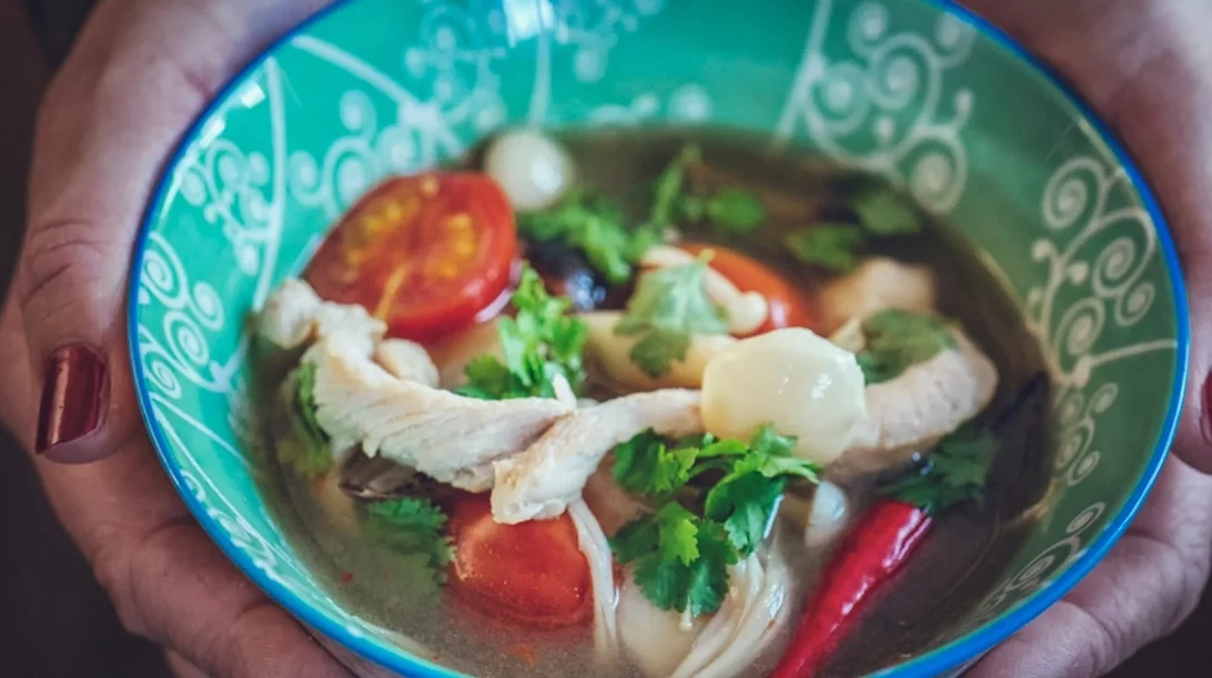 Περίσσεψε γαλοπούλα; Φτιάξε αυτή τη light σούπα με γαλοπούλα και γάλα καρύδας