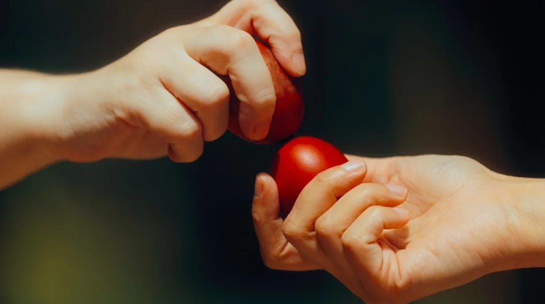 Γιατί τσουγκρίζουμε αυγά το Πάσχα;