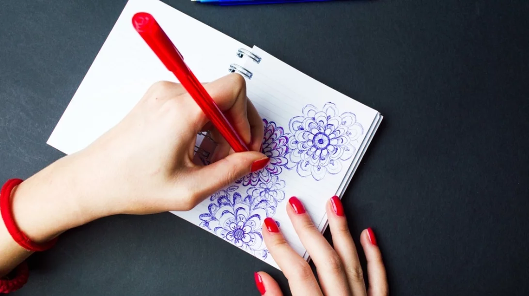 Αριστερόχειρες vs. δεξιόχειρες: Σε τι διαφέρουν (πέρα από το χέρι που γράφουν);