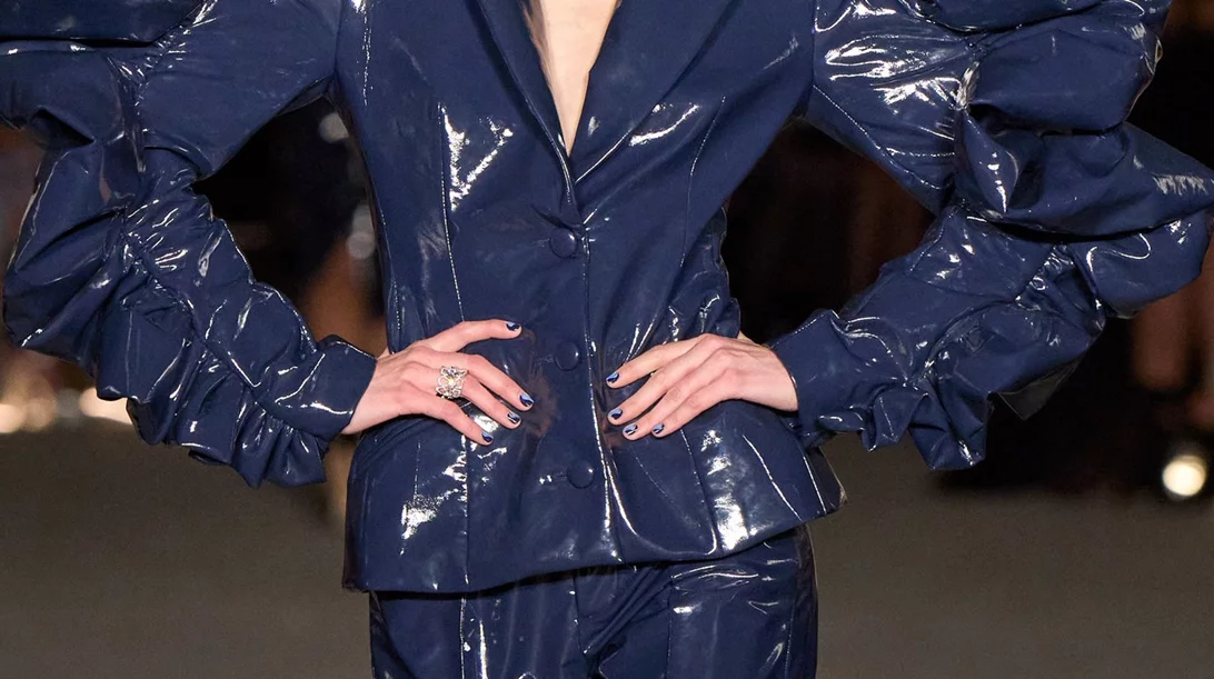 Αυτό είναι το αγαπημένο χρώμα των σχεδιαστών για τα νύχια μας, σύμφωνα με τη NYFW