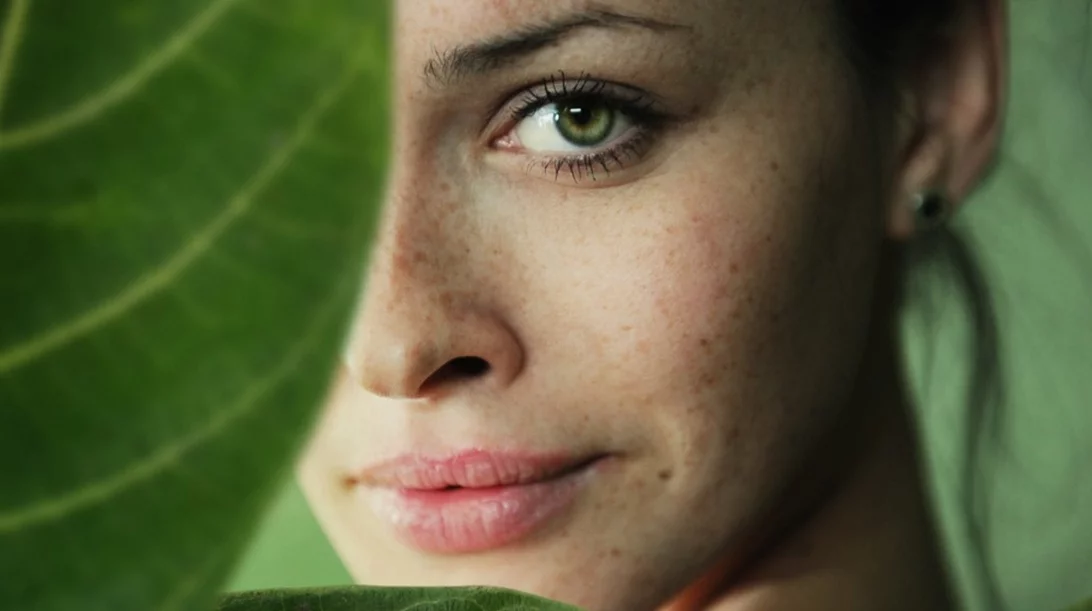 Τέλος στις ρυτίδες: Το μεταλλικό στοιχείο που κάνει θαύματα σε δέρμα, μαλλιά και νύχια