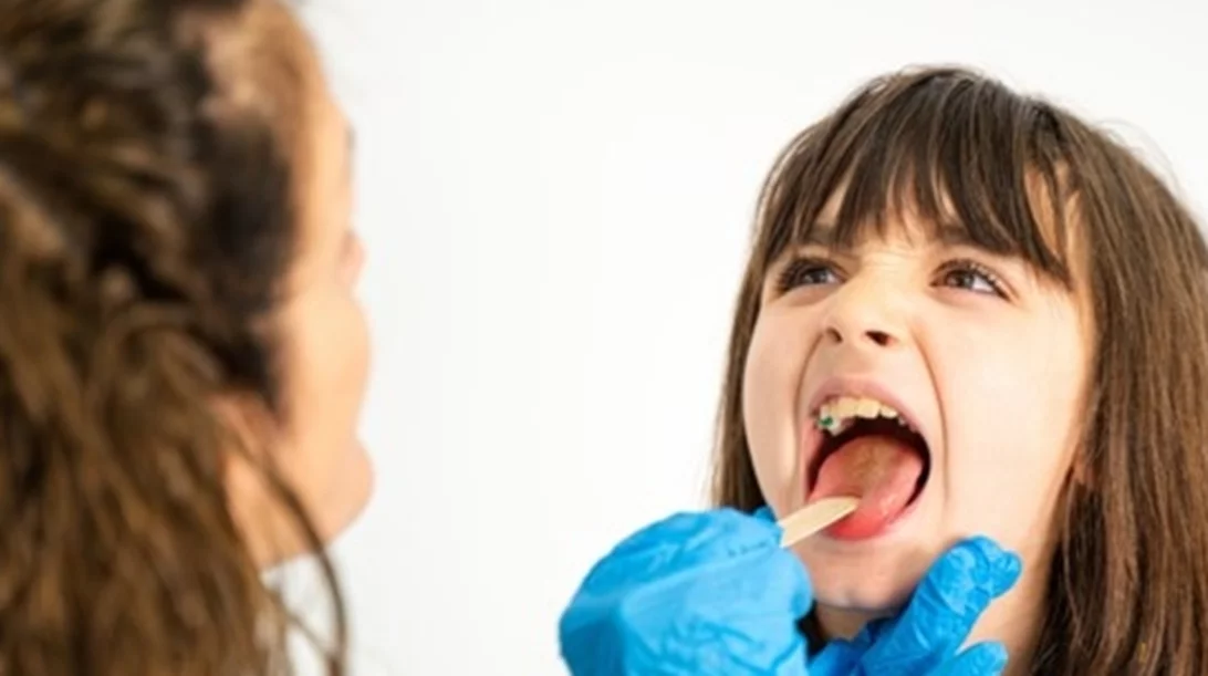 Στρεπτόκοκκος: Πότε το παιδί πρέπει να πάει κατευθείαν στον γιατρό - Τα συμπτώματα που προκαλούν ανησυχία