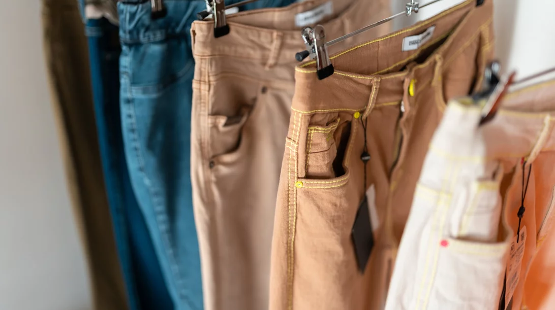 Το έξυπνο trick που θα σε βοηθήσει να επιλέξεις σωστά τα παντελόνια σου από το Zara