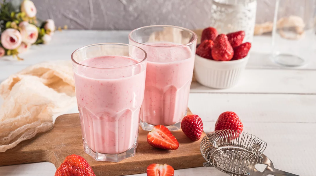 Πρωινό smoothie με φράουλες και γάλα καρύδας