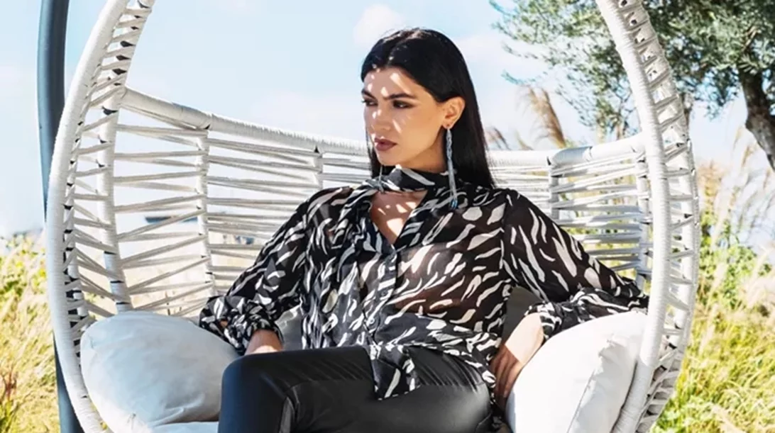 Για το γραφείο, τη χαλαρή βόλτα, τη βραδινή έξοδο | Η Κέιζι Μίζιου προτείνει τα κομψά looks για να ξεχωρίσεις με το στιλ σου