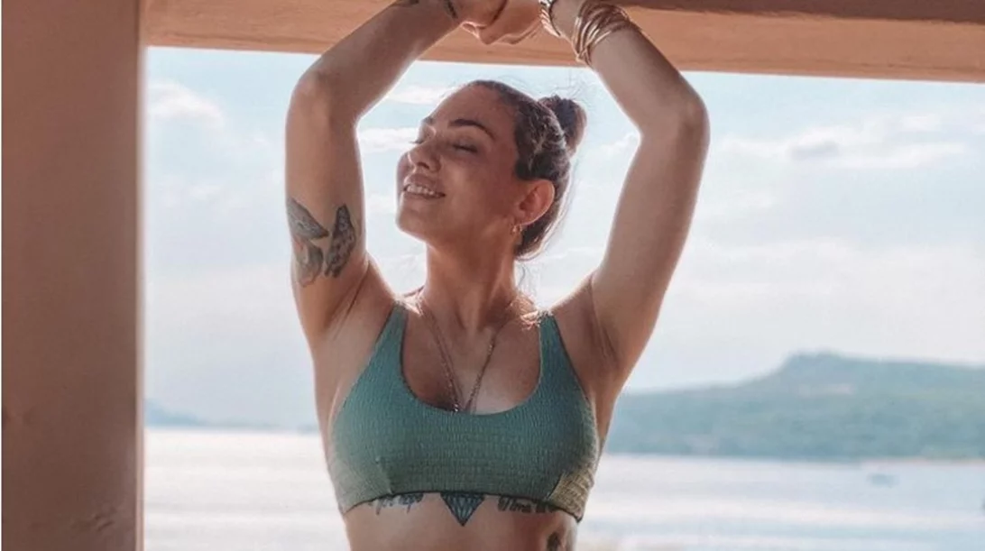 Η Ευρυδίκη Βαλαβάνη φοράει τα ιδανικά μαγιό για σωματότυπο κλεψύδρα