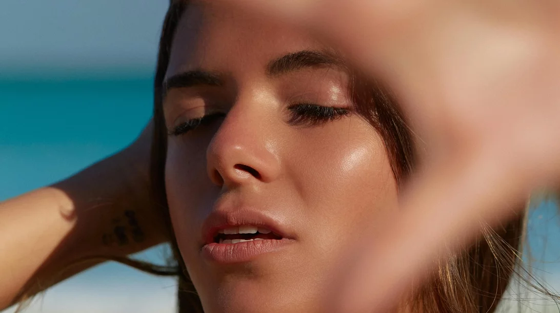 Ξηρή και θαμπή επιδερμίδα μετά το καλοκαίρι; Τα SOS βήματα για λάμψη και ελαστικότητα