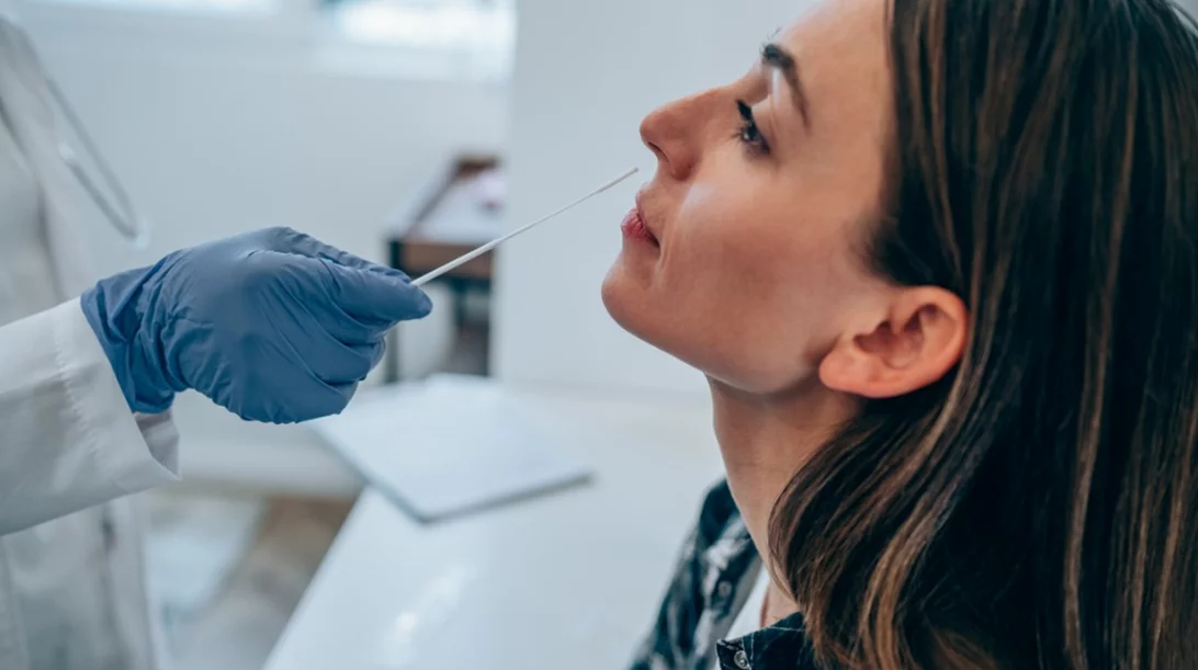 Έχεις θετικό rapid test: Μπορεί να είναι "ψευδώς θετικό"; Τι λένε οι ειδικοί