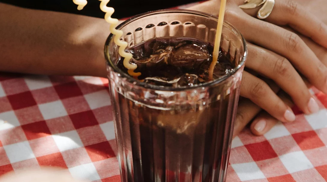 Γιατί το να πίνεις ζάχαρη είναι χειρότερο από το να την τρως;