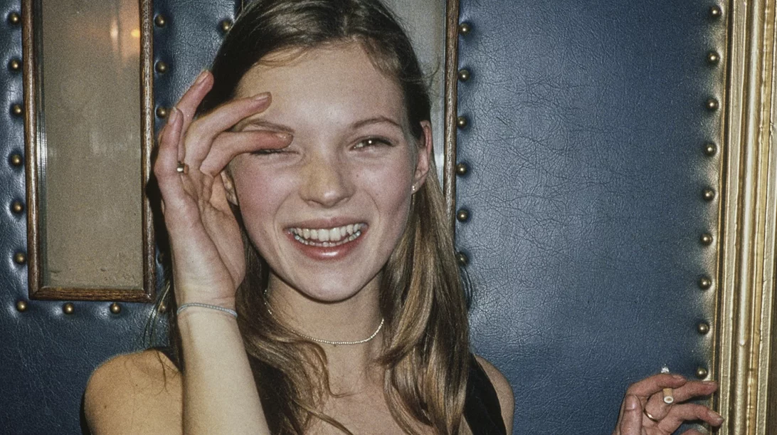 Χτενίσματα: Το απόλυτο '90s hair trick των supermodels για να δείχνεις πιο σέξι