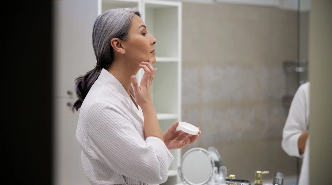 Οι skincare αλλαγές που κάθε γυναίκα θα πρέπει να κάνει μετά τα 50
