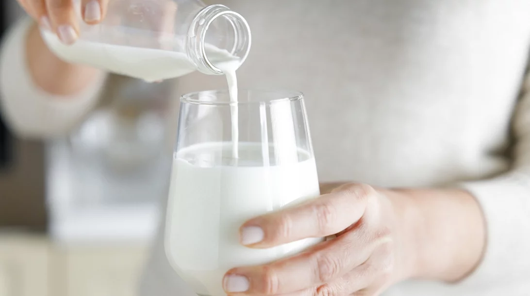 Δεν είναι το αγελαδινό: Ποιο γάλα πρέπει να πίνεις μετά τα 50 για δυνατούς μυς και λιγότερο λίπος;