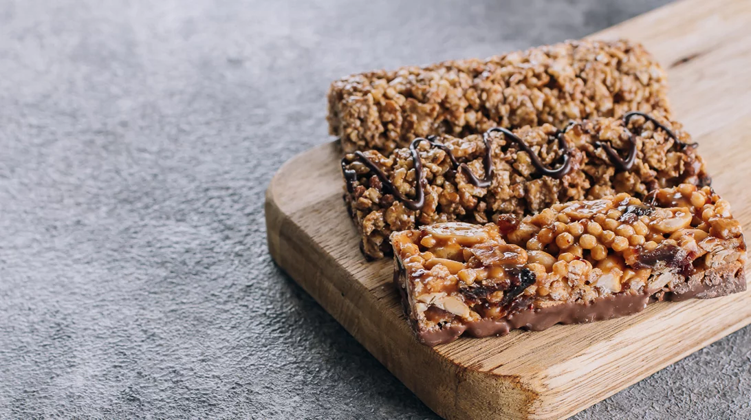 Μπάρες granola με φυστικοβούτυρο: Το ιδανικό σνακ για τις ημέρες που απλώς δεν προλαβαίνεις