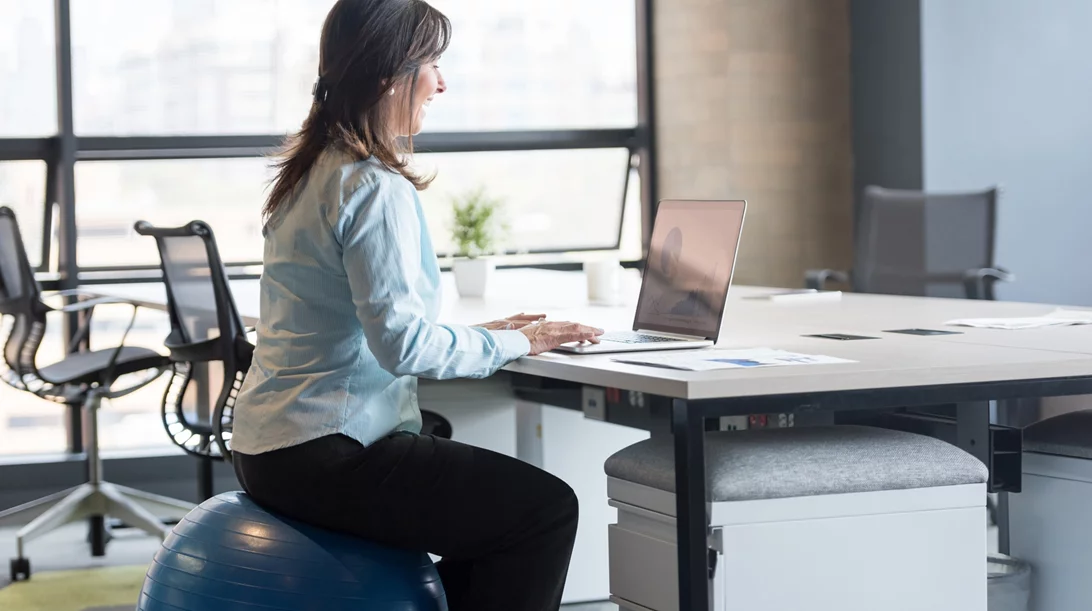 Είναι οφέλιμο να χρησιμοποιείς μπάλα γυμναστικής αντί για καρέκλα;