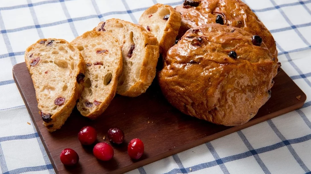 Σταφιδόψωμο με κουάκερ και μέλι: Η πιο υγιεινή εναλλακτική συνταγή ακόμα και για πρωινό