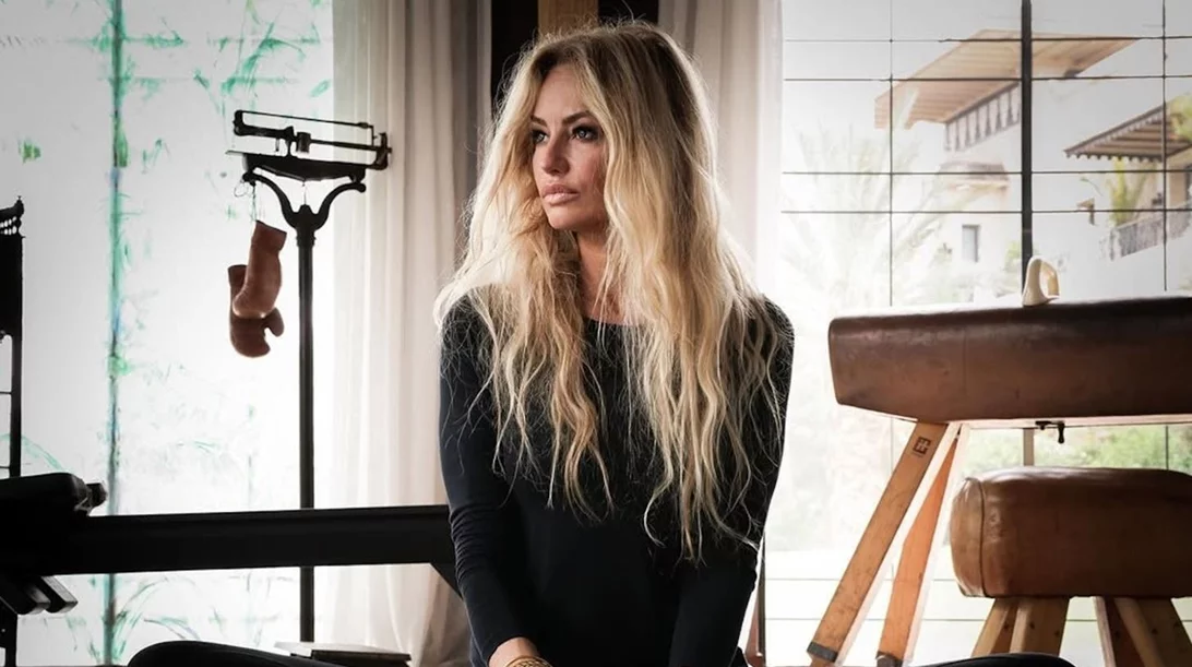 Adriana Karembeu: Ο Νο1 χυμός αποτοξίνωσης που επιλέγει για καλλίγραμμη σιλουέτα μετά τα 50