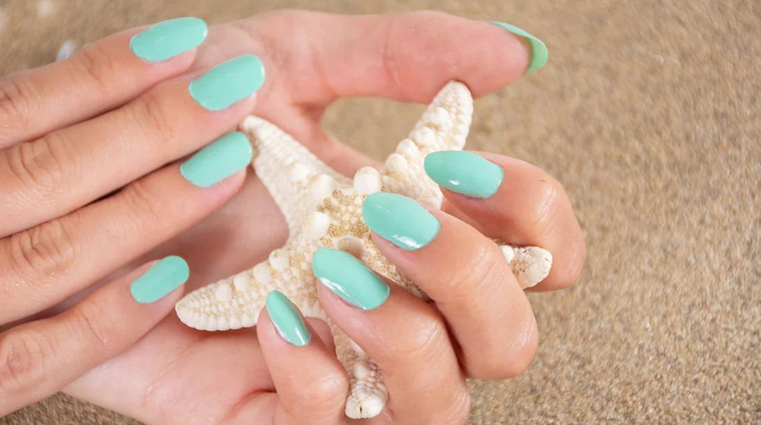 Τα σούπερ chic χρώματα στα νύχια που ταιριάζουν με όλα τα summer looks σου