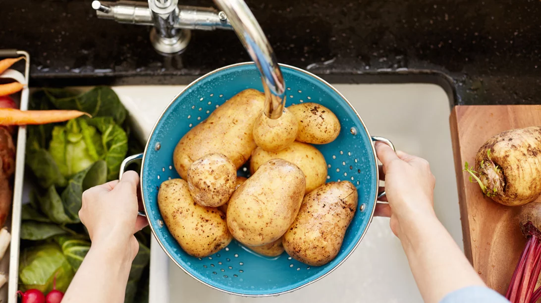 Είναι υγιεινές οι πατάτες, ο καφές, η σοκολάτα για το δέρμα; 3 μύθοι γύρω από αυτές τις τροφές