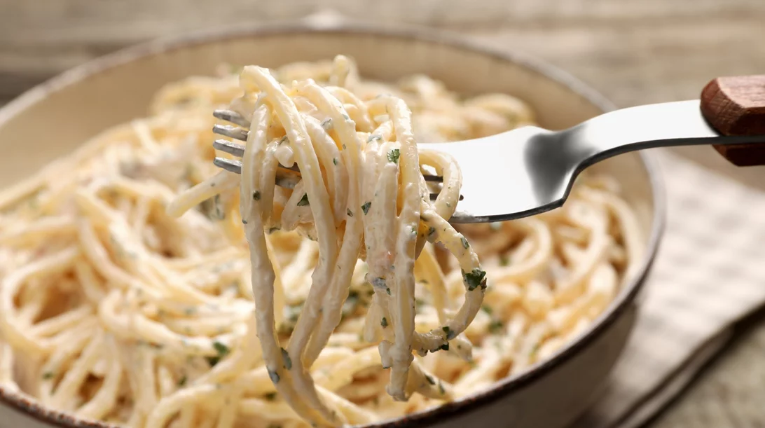 Συνταγή: Κρεμώδης μακαρονάδα με πέστο και γιαούρτι - έτοιμη σε 15 λεπτά