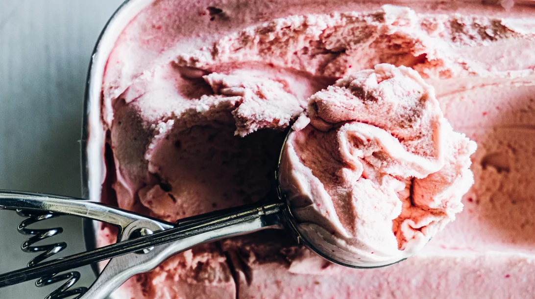 Σπιτικό παγωτό με φράουλες και ανθότυρο: Η συνταγή που συνδυάζει πρωτεΐνη, φρούτα και απόλαυση